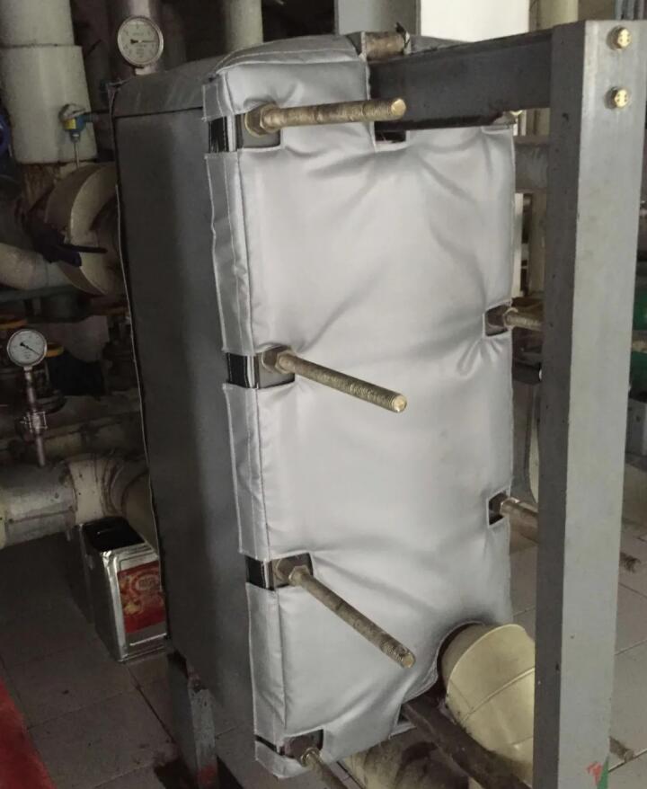 板式<a href=http://m.myfengqiao.cn/e/tags/?tagname=%E6%8D%A2%E7%83%AD%E5%99%A8%E4%BF%9D%E6%B8%A9 target=_blank class=infotextkey>換熱器保溫</a>套